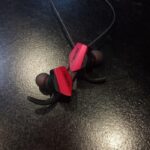 Earphone gaming Dareu EH728 Pro warna merah dengan desain in-ear sporty, dual mikrofon (satu detachable dengan tangkai fleksibel, satu built-in pada remote in-line), driver 10 mm, kabel hitam, dan konektor jack 3,5 mm.