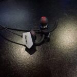 Earphone gaming Dareu EH728 Pro warna silver dengan desain in-ear sporty, dual mikrofon (satu detachable dengan tangkai fleksibel, satu built-in pada remote in-line), driver 10 mm, kabel hitam, dan konektor jack 3,5 mm.